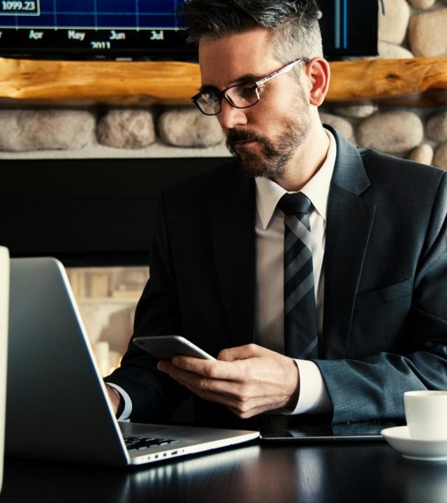 abogado revisando documentos legales en despacho de Madrid